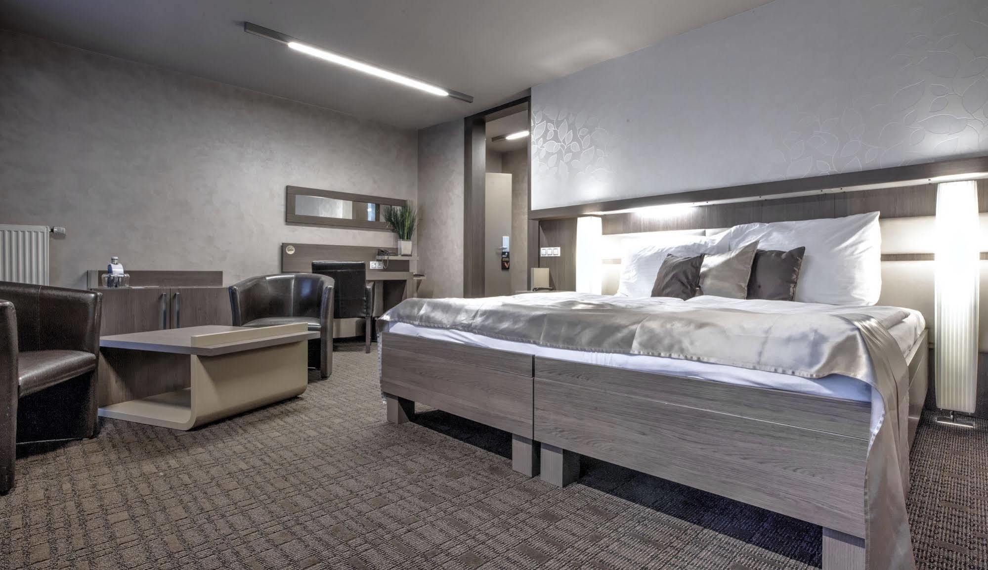 Deluxe Double Room with Free Access to Wellness and Fitness,1089556574:JPEG